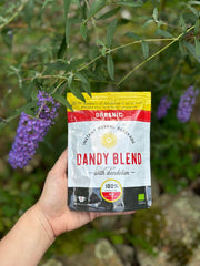 Dandy Blend bebida servida en una taza caliente, sabor tostado reconfortante sin cafeína