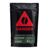 Danger Coffee paquete frontal mostrando 10.9 oz y beneficios de sabor