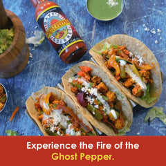 Dave's Gourmet Scorpion botella en acción vertiendo gotas sobre comida picante