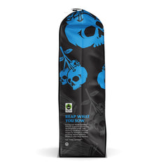 Death Wish Coffee taza humeante que sugiere cómo realza el aroma y el sabor en servicio caliente