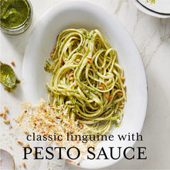 DeLallo pesto olive oil frasco abierto con aceite y albahaca visible, fácil aplicación