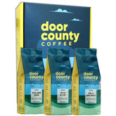 Door County Coffee frontal del set de regalo mostrando las tres bolsas y caja