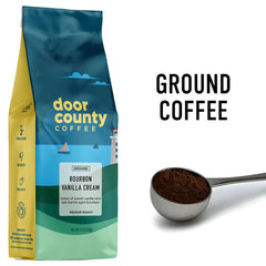 Door County Coffee bolsa abierta con granos resaltando frescura y calidad
