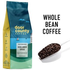 Door County Coffee primer plano de granos que revela textura y calidad Arábica