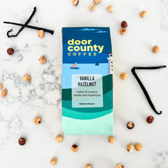 Door County Coffee taza servida con notas de vainilla y avellana aromática