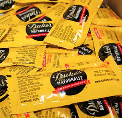 Dukes sobre abierto aplicando mayonesa cremosa en sandwich