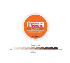 Keurig Dunkin avellana cápsula en cafetera Keurig preparando taza aromática