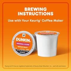Dunkin’ cápsula insertada en cafetera Keurig para preparación inmediata