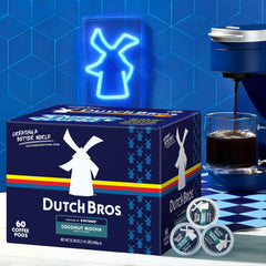 Dutch Bros crema superior visible en la superficie, textura sedosa