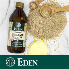 Eden Organic vertido sobre ensalada para realzar sabores