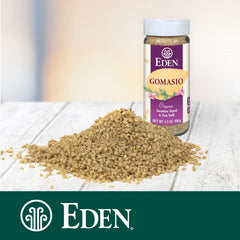 Eden Organic gomasio espolvoreado sobre arroz realzando sabor