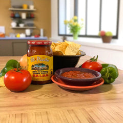 El Pinto salsa servida en plato como dip listo para fiestas y reuniones