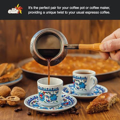ELITE taza servida con café turco denso, demostrando cuerpo y espuma