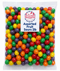 Mano sosteniendo EMPORIUM CANDY una porción para tamaño de bocado