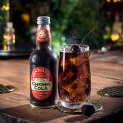 Fentimans vaso con Cherry Cola y hielo, refrescante y listo para beber