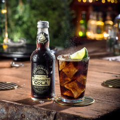 Fentimans servido en vaso con hielo para realzar sabor y servir como mezclador