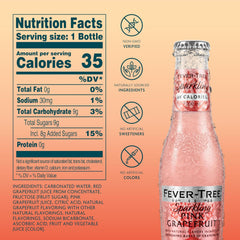 Fever-Tree botella cerca que destaca burbujas y textura fresca
