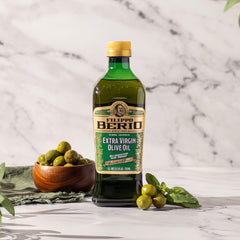 Filippo Berio botella colocada en cocina junto a ingredientes, versátil en receta