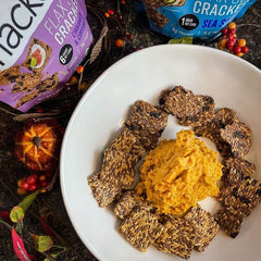 Cracker Flackers untada con hummus para mostrar versatilidad y sabor equilibrado