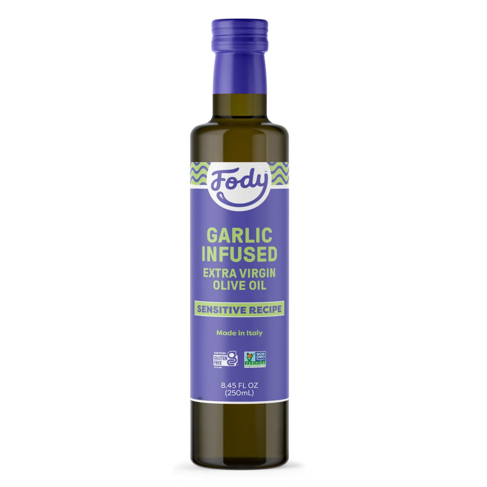 Fody botella frente mostrando aceite de oliva infusionado con ajo, añade sabor sin molestias