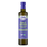 Fody botella frente mostrando aceite de oliva infusionado con ajo, añade sabor sin molestias