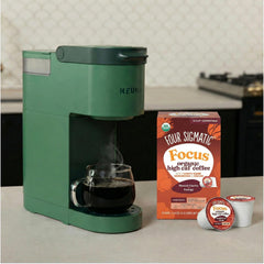 Four Sigmatic cápsula colocada en máquina Keurig, preparación rápida y simple