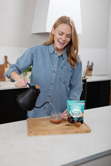 Four Sigmatic taza servida con superficie cremosa y aspecto indulgente