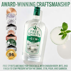 The Free Spirits Company liquid en copa destacando color y textura limpiadora