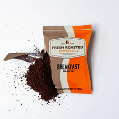 Fresh Roasted Coffee taza servida que destaca sabor limpio y aroma