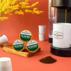 Fresh Roasted Coffee cápsula insertada en máquina Keurig lista para usar