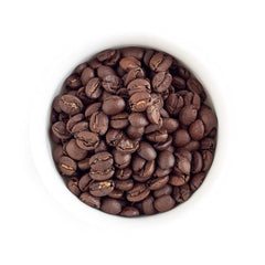 Fresh Roasted Coffee primer plano de granos Kenya AA resaltando aroma