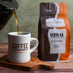 Fresh Roasted Coffee molienda cercana que muestra textura y frescura