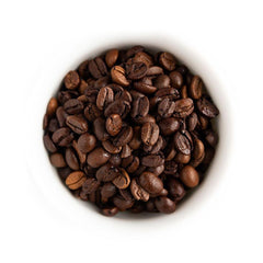Fresh Roasted Coffee granos Monsoon Malabar primer plano con aspecto cremoso