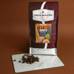 Fresh Roasted Coffee taza humeante preparada que sugiere aroma y sabor