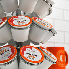 Fresh Roasted Coffee taza servida con crema de maple, evoca sabor suave y disfrute sin cafeína