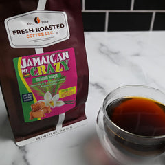 Fresh Roasted Coffee primer plano del café molido que revela textura y aroma