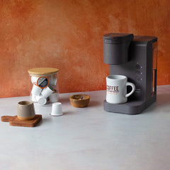 Fresh Roasted Coffee molido en primer plano destacando notas de miel y nuez