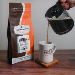 Fresh Roasted Coffee primer plano de granos enteros que resalta la textura y la calidad Arábica