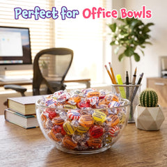 FUNTASTY manos tomando caramelos envueltos para compartir con higiene