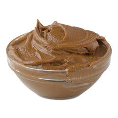 Generic demi-glace salsa servida en plato realzando carnes con sabor profundo