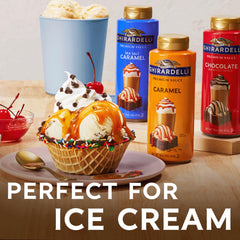Ghirardelli salsa vertida sobre helado, mejora presentación y sabor