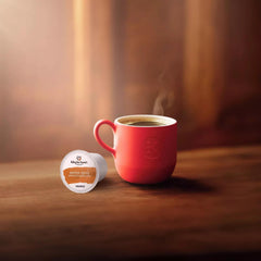Gloria Jean's cápsulas en mano para comparar tamaño y uso práctico