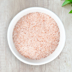 Hampton Distribution sal rosa espolvoreada en plato terminado, realza sabores y aspecto