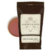Harney & Sons empaque frontal de Decaf Earl Grey mostrando bolsa resellable y 50 saquitos, frescura preservada