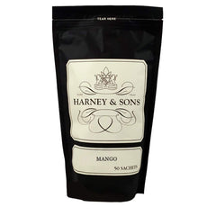 Harney & Sons close-up de un sachet con trozos de mango visible, destaca la calidad