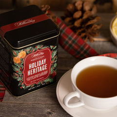 Harney & Sons taza humeante en mesa navideña que sugiere calor y reunión