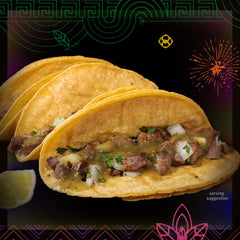 Herdez salsa vertida sobre tacos para realzar sabor auténtico