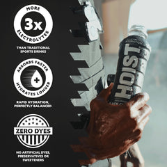 HOIST botella en mano durante entrenamiento para hidratación inmediata