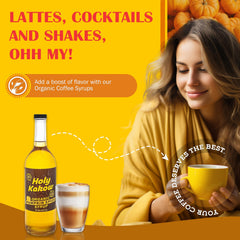 Holy Kakow jarabe en uso vertido sobre latte con espuma, añade sabor cálido y aromático