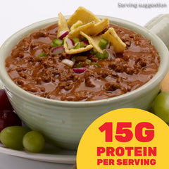 Hormel Chili vertido en hot dog para añadir sabor y proteína instantánea